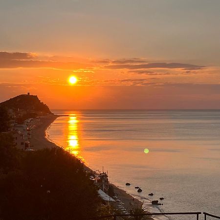 Lo Scoglio Apartment Varigotti Bagian luar foto
